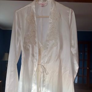 *NEVER BEEN WORN* silk robe and nightie